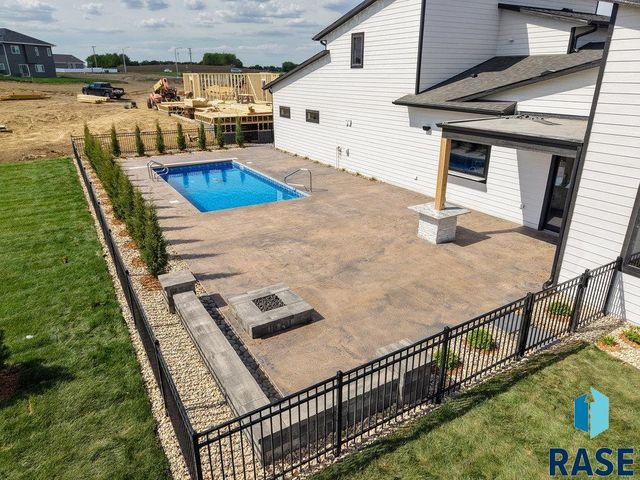 1013 N Scots Pine Dr, Sioux Falls, SD 57110