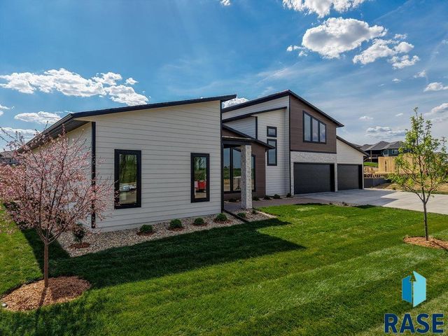 1013 N Scots Pine Dr, Sioux Falls, SD 57110