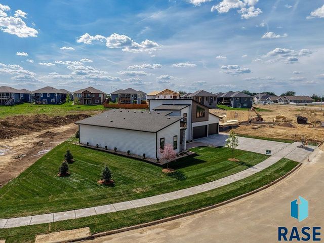 1013 N Scots Pine Dr, Sioux Falls, SD 57110