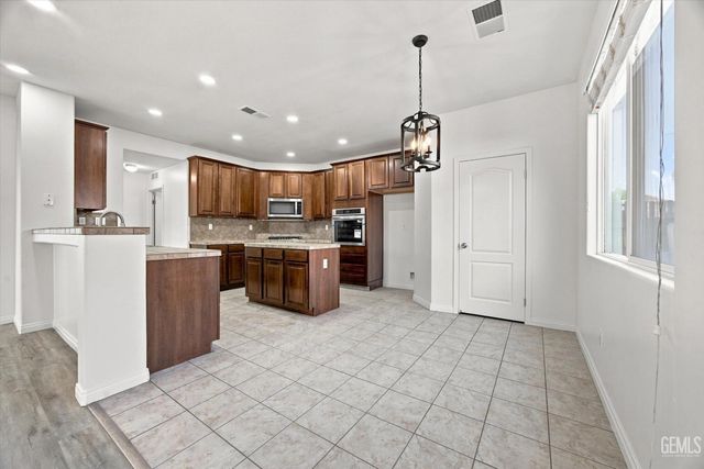 11101 Cypress Falls Avenue, Bakersfield, CA 93312