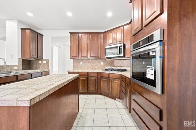 11101 Cypress Falls Avenue, Bakersfield, CA 93312