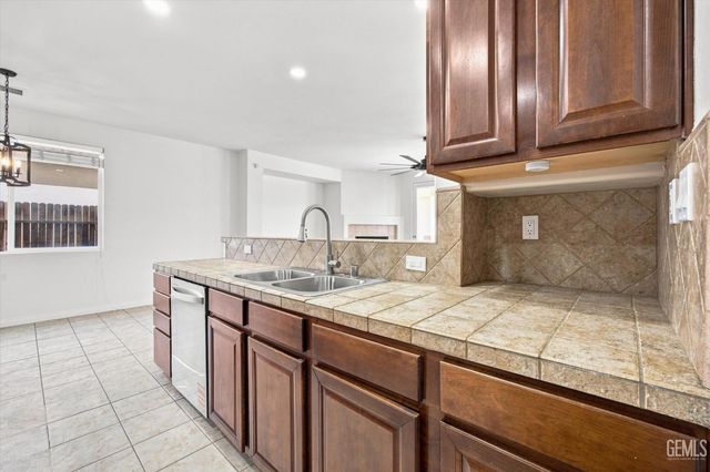 11101 Cypress Falls Avenue, Bakersfield, CA 93312