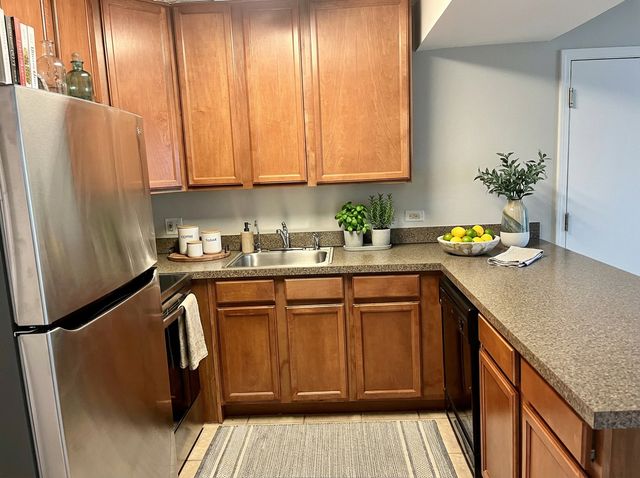 5817 Oakwood Drive D, Lisle, IL 60532