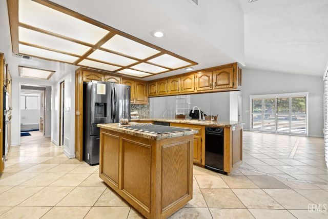 6816 Coffee Road, Bakersfield, CA 93308