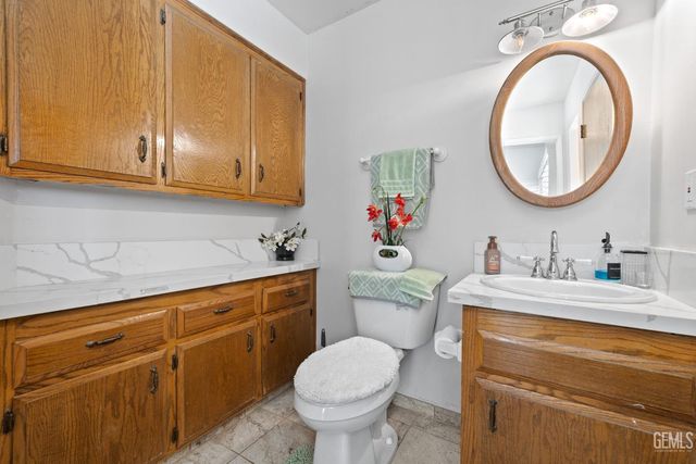 6816 Coffee Road, Bakersfield, CA 93308