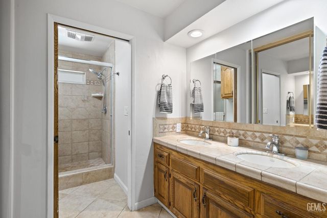 6816 Coffee Road, Bakersfield, CA 93308