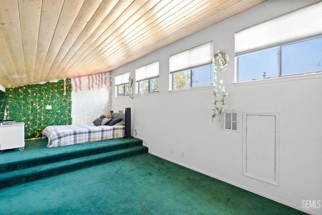 6816 Coffee Road, Bakersfield, CA 93308