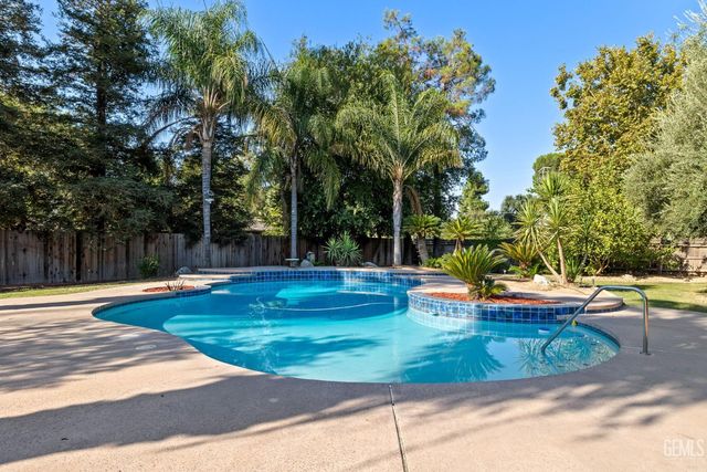 6816 Coffee Road, Bakersfield, CA 93308