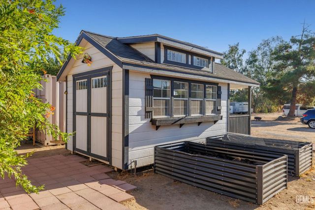 6816 Coffee Road, Bakersfield, CA 93308