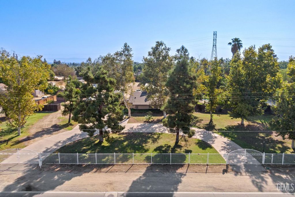 6816 Coffee Road, Bakersfield, CA 93308