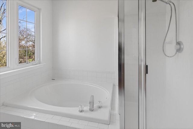 4 KENTWOOD CT, Bordentown, NJ 08505