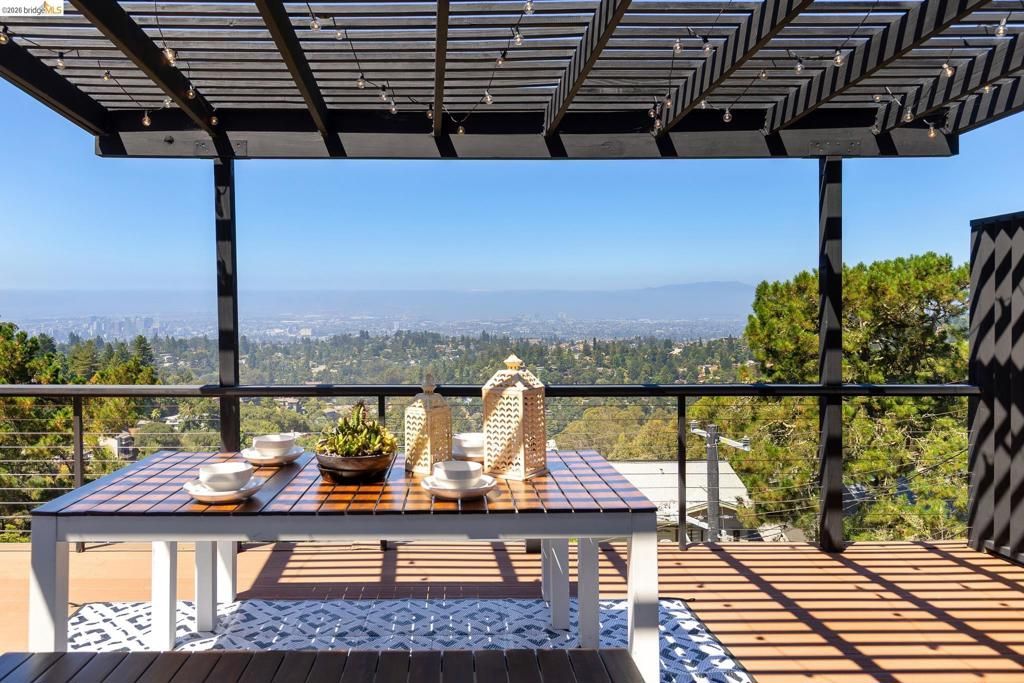 Image 10 of property listing at 6930 Snake Rd, Oakland, CA 94611