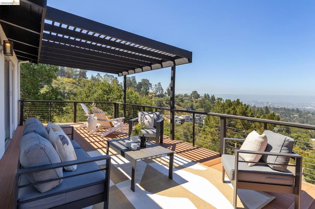 Image 11 of property listing at 6930 Snake Rd, Oakland, CA 94611