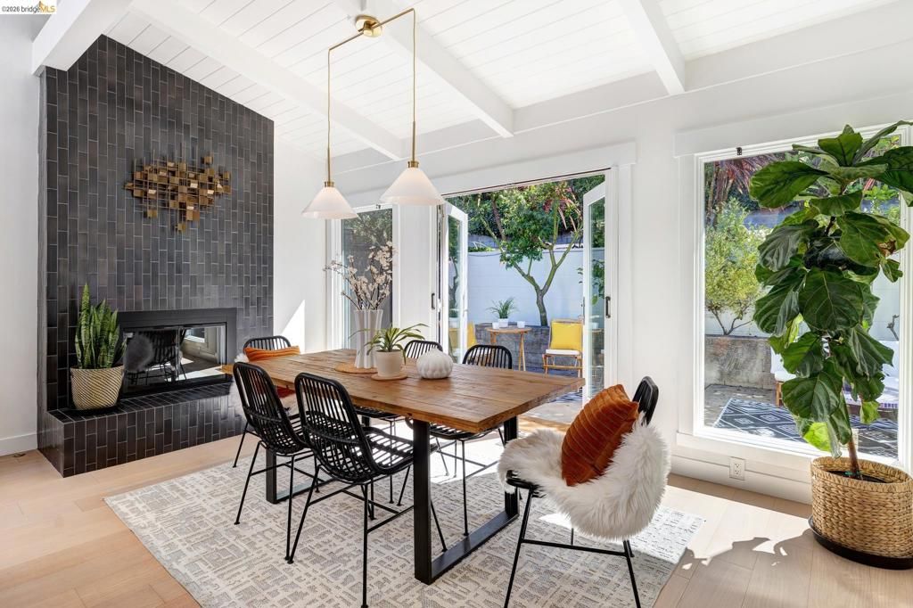 Image 19 of property listing at 6930 Snake Rd, Oakland, CA 94611