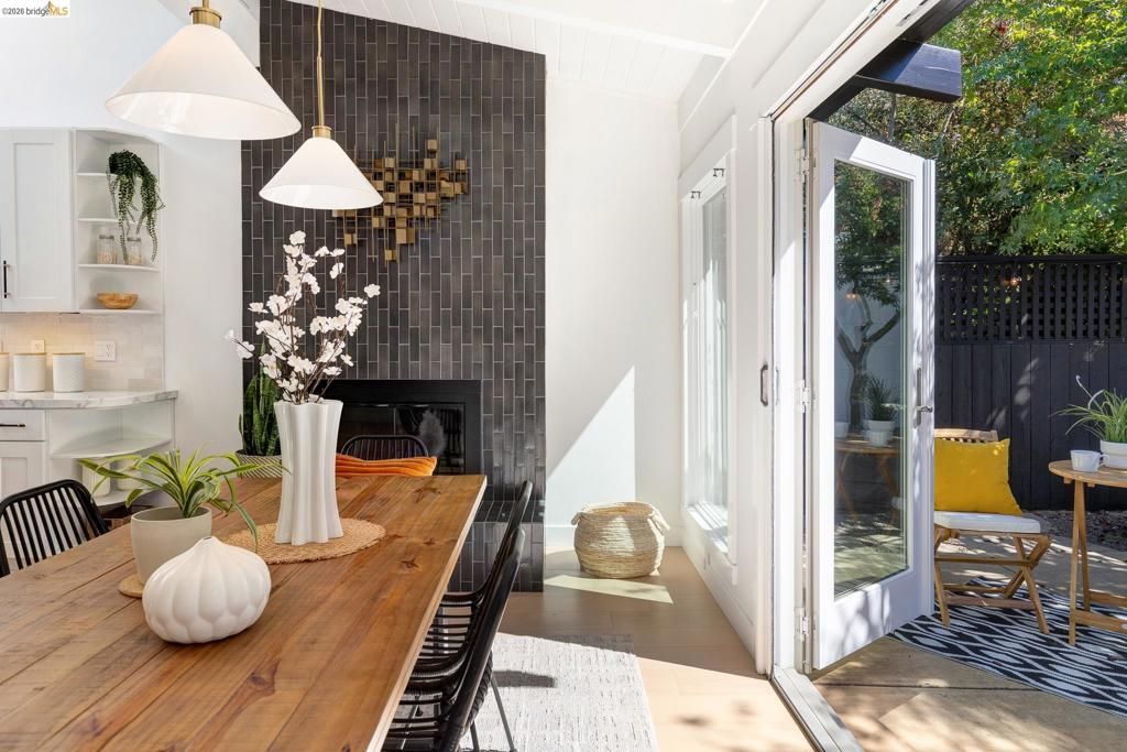 Image 20 of property listing at 6930 Snake Rd, Oakland, CA 94611