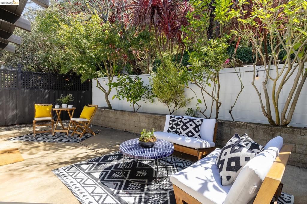 Image 23 of property listing at 6930 Snake Rd, Oakland, CA 94611