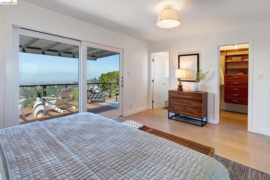 Image 26 of property listing at 6930 Snake Rd, Oakland, CA 94611