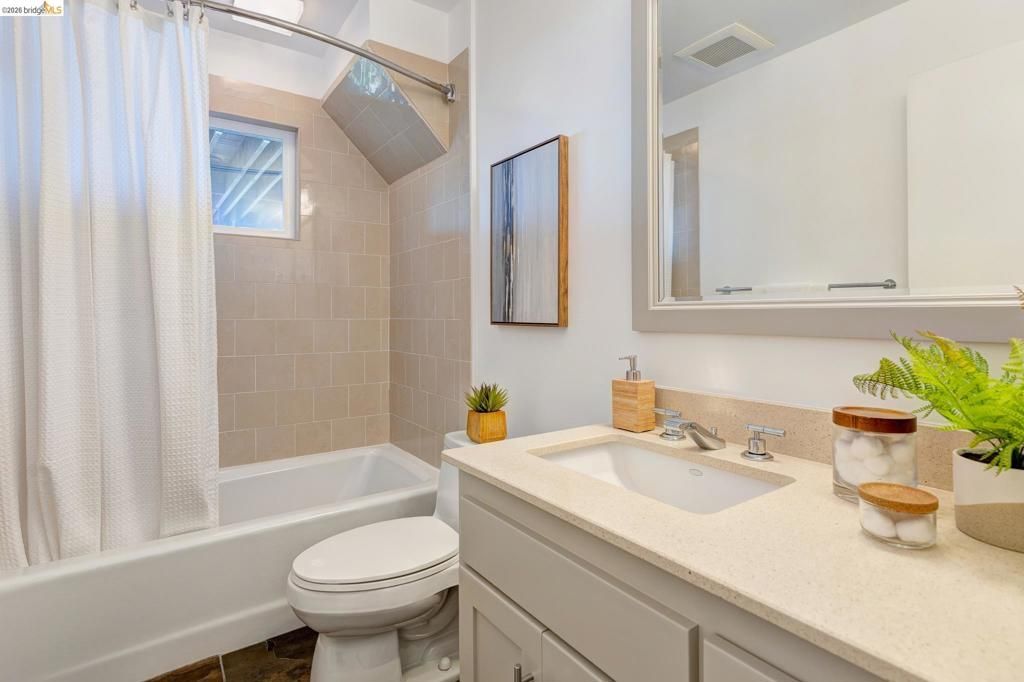 Image 35 of property listing at 6930 Snake Rd, Oakland, CA 94611
