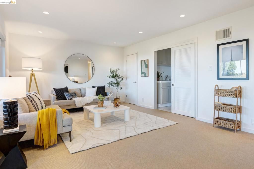 Image 36 of property listing at 6930 Snake Rd, Oakland, CA 94611
