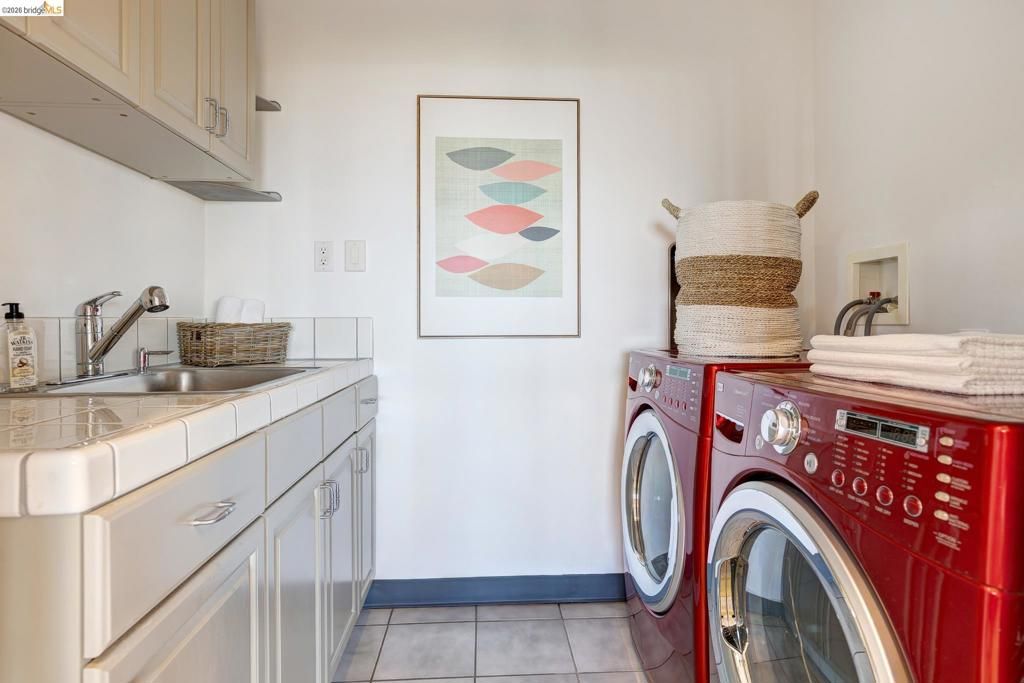 Image 37 of property listing at 6930 Snake Rd, Oakland, CA 94611