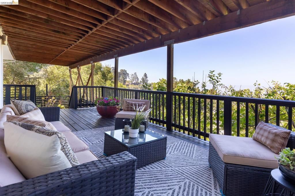 Image 39 of property listing at 6930 Snake Rd, Oakland, CA 94611