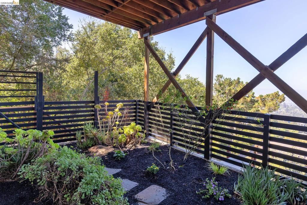 Image 41 of property listing at 6930 Snake Rd, Oakland, CA 94611