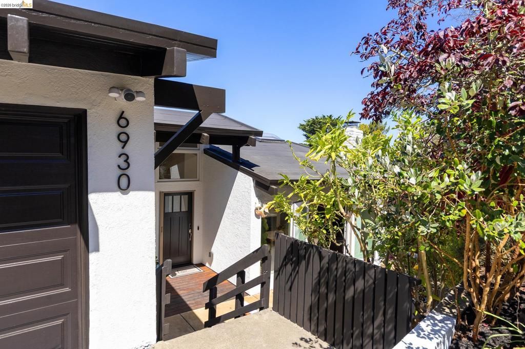 Image 42 of property listing at 6930 Snake Rd, Oakland, CA 94611
