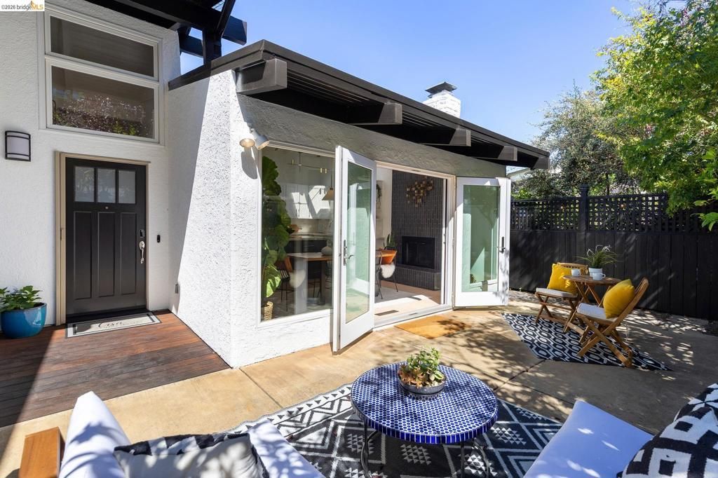 Image 5 of property listing at 6930 Snake Rd, Oakland, CA 94611