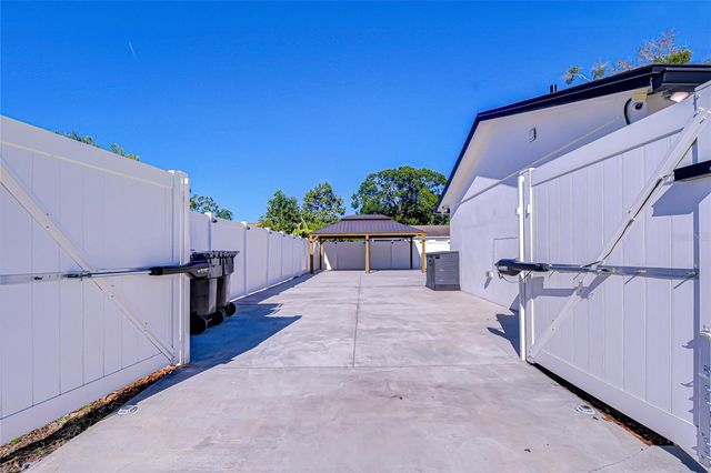 5127 LINKWOOD AVENUE, Tampa, FL 33625