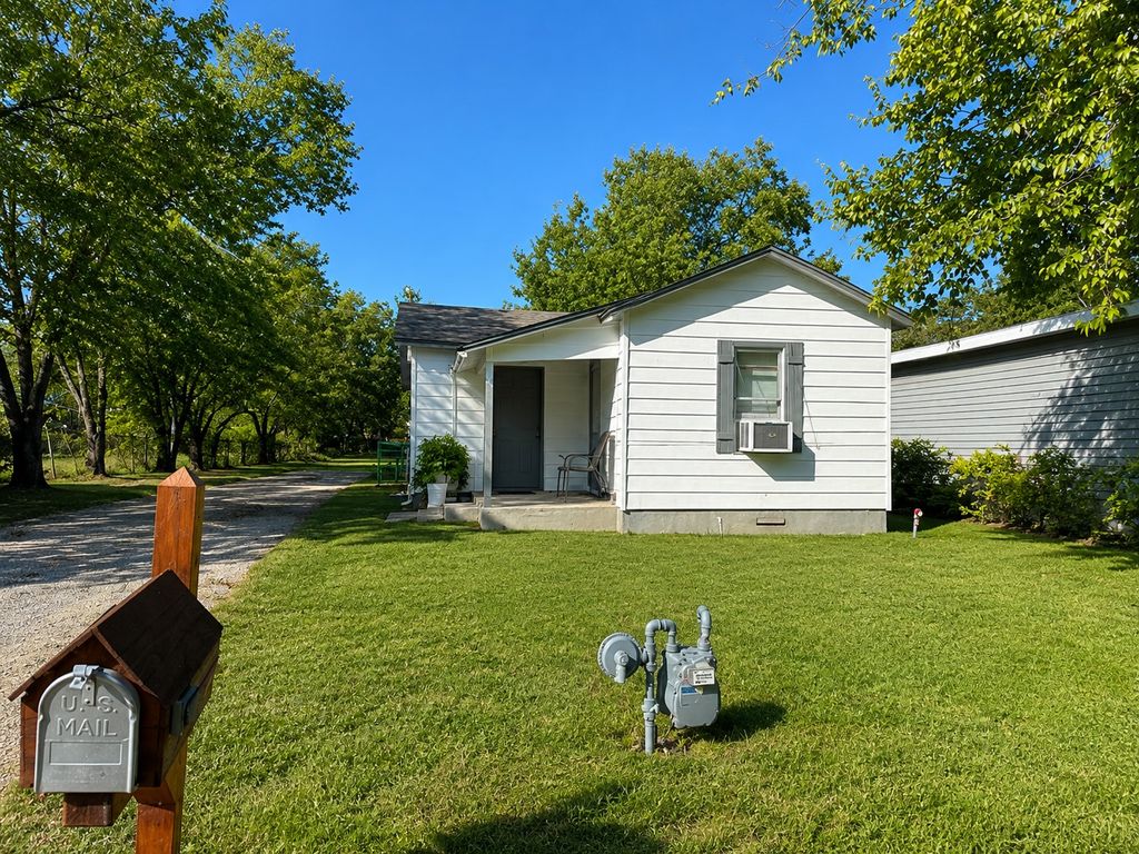 205 N Las Vegas Trail, White Settlement, TX 76108