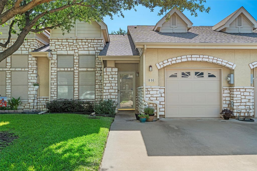 816 Kitty Hawk Lane, Grand Prairie, TX 75051