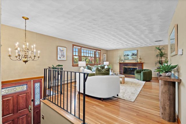 20 Woodchester Cir, Waltham, MA 02451