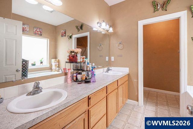4388 Hearth St NE, Salem, OR 97305