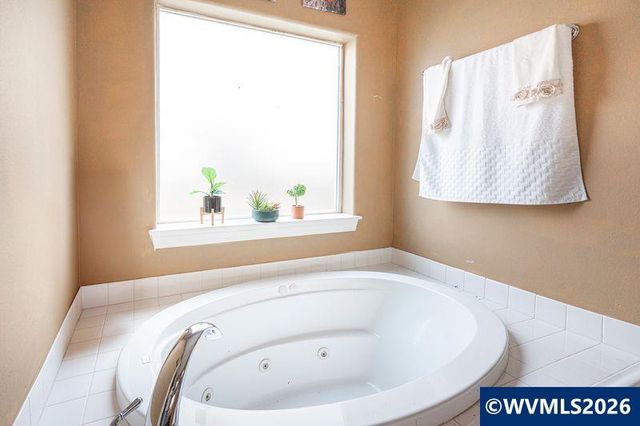 4388 Hearth St NE, Salem, OR 97305