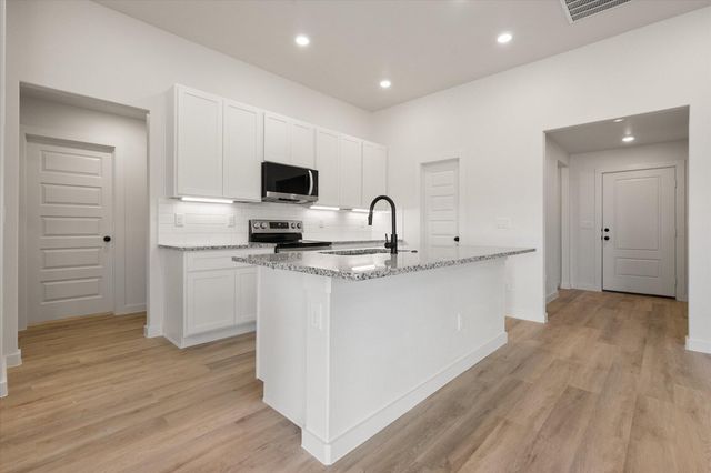 2420 Aberdeen Avenue, Wolfforth, TX 79382