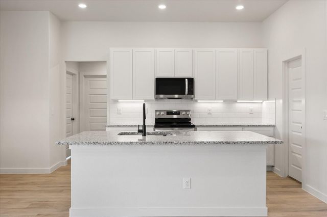 2420 Aberdeen Avenue, Wolfforth, TX 79382