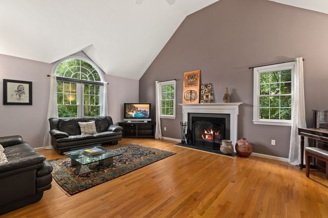 8 Dennison Ct, Stoughton, MA 02072