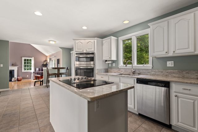 8 Dennison Ct, Stoughton, MA 02072