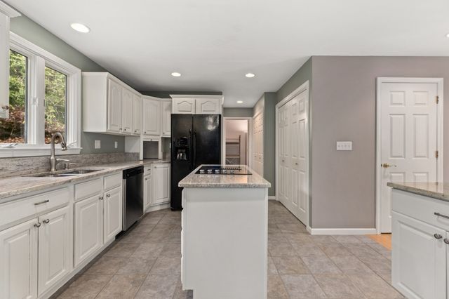 8 Dennison Ct, Stoughton, MA 02072