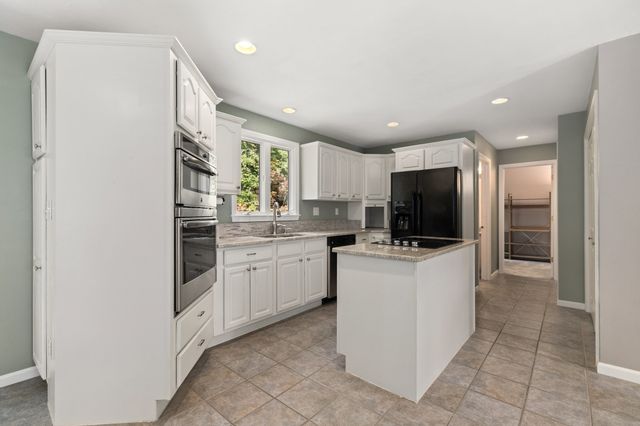 8 Dennison Ct, Stoughton, MA 02072