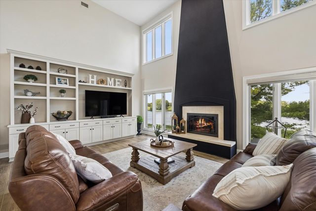 10 Bordeaux Court, Oakwood Hills, IL 60013