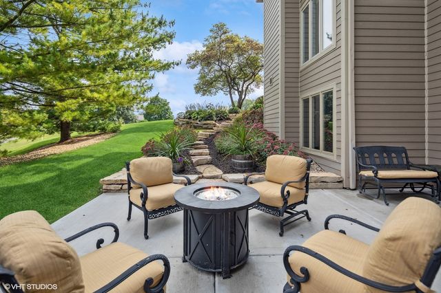 10 Bordeaux Court, Oakwood Hills, IL 60013