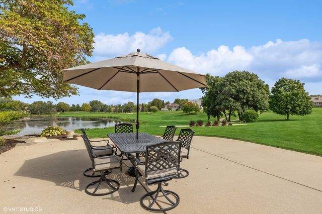 10 Bordeaux Court, Oakwood Hills, IL 60013