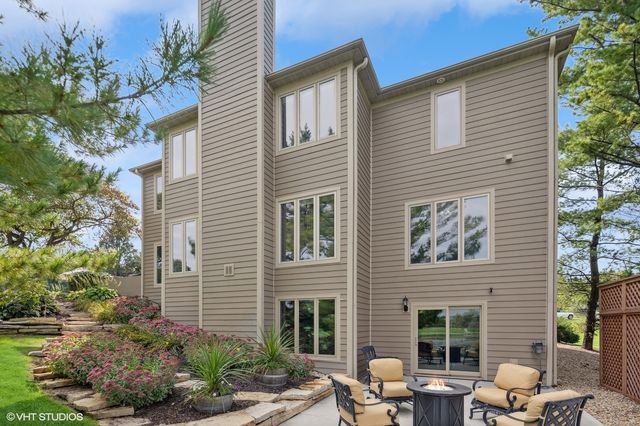 10 Bordeaux Court, Oakwood Hills, IL 60013