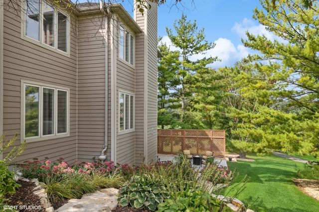 10 Bordeaux Court, Oakwood Hills, IL 60013