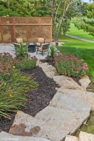 10 Bordeaux Court, Oakwood Hills, IL 60013