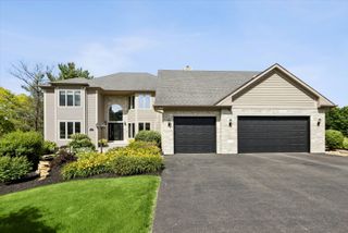 10 Bordeaux Court, Oakwood Hills, IL 60013