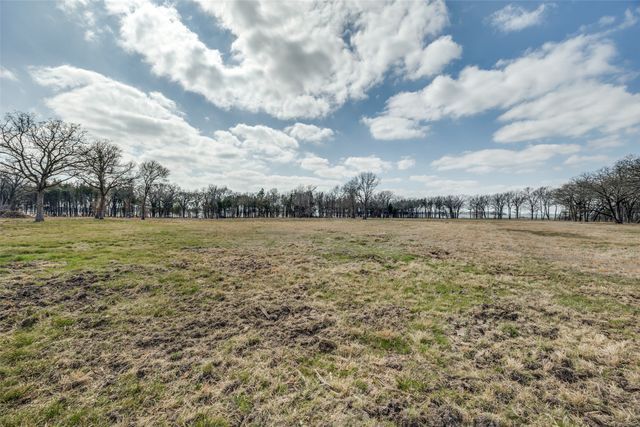 360 Lakewood Lane, Honey Grove, TX 75446