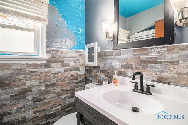 710 N Byrne Road, Toledo, OH 43607