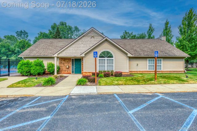 41993 Arrowhead Drive, Novi, MI 48377
